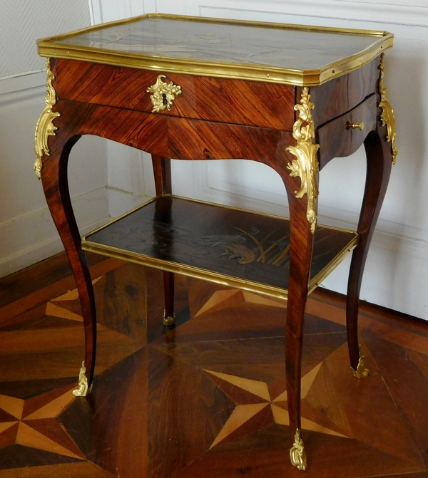 JP Latz : table de salon d'époque Louis XV en bois de violette et laque du Japon - Estampille