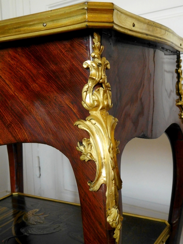 JP Latz : table de salon d'époque Louis XV en bois de violette et laque du Japon - Estampille