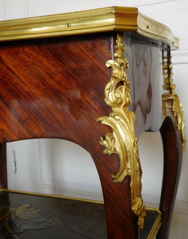 JP Latz : table de salon d'époque Louis XV en bois de violette et laque du Japon - Estampille