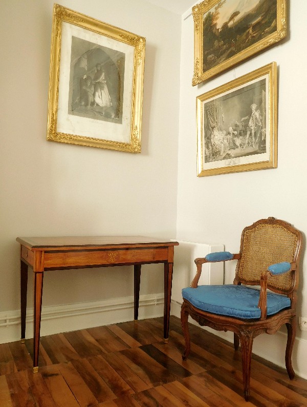 Table royaliste d'époque Louis XVI en marqueterie de bois de rose (XVIIIe siècle)