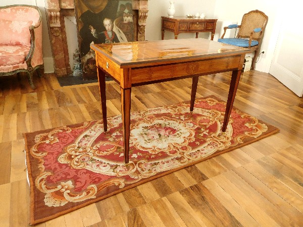 Table royaliste d'époque Louis XVI en marqueterie de bois de rose (XVIIIe siècle)