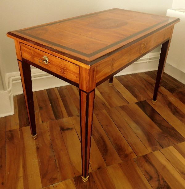 Table royaliste d'époque Louis XVI en marqueterie de bois de rose (XVIIIe siècle)