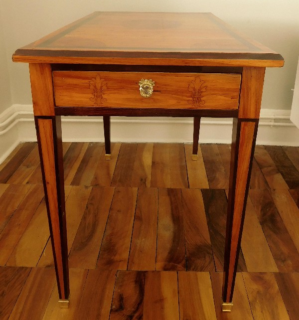 Table royaliste d'époque Louis XVI en marqueterie de bois de rose (XVIIIe siècle)