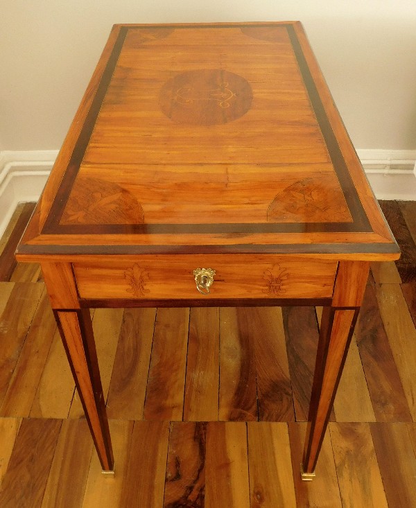 Table royaliste d'époque Louis XVI en marqueterie de bois de rose (XVIIIe siècle)