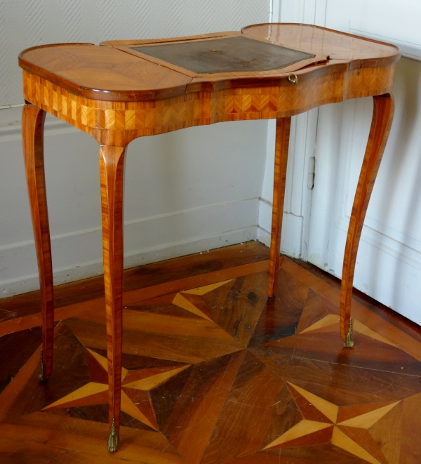 Table rognon liseuse d'époque Louis XV en marqueterie