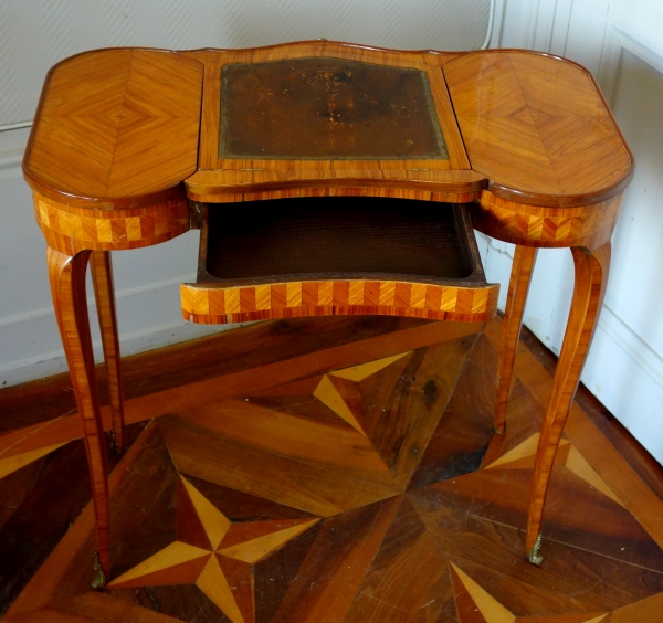 Table rognon liseuse d'époque Louis XV en marqueterie