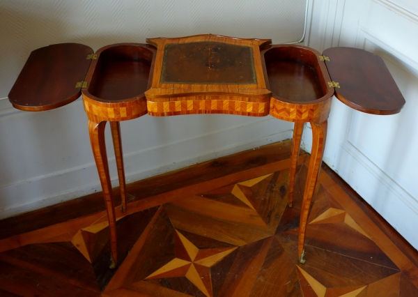 Table rognon liseuse d'époque Louis XV en marqueterie