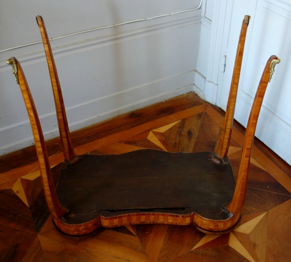 Table rognon liseuse d'époque Louis XV en marqueterie