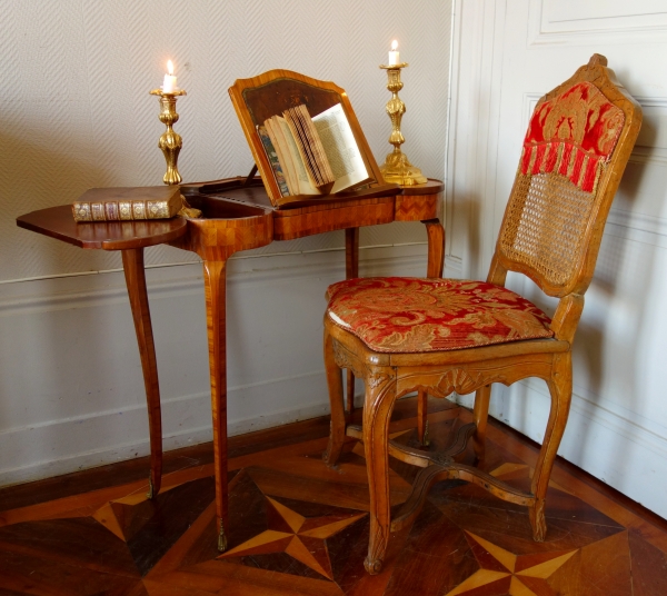 Table rognon liseuse d'époque Louis XV en marqueterie