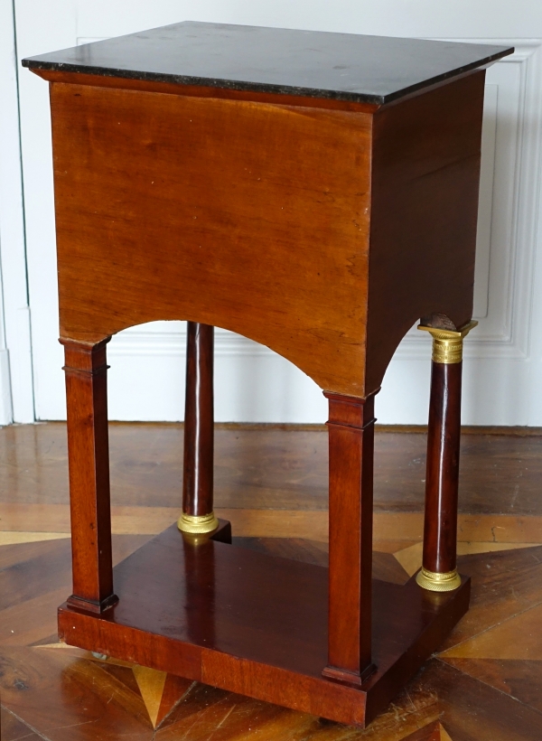 Table de salon ou chevet en pont d'époque Empire en acajou, début XIXe siècle