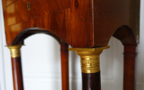 Table de salon ou chevet en pont d'époque Empire en acajou, début XIXe siècle