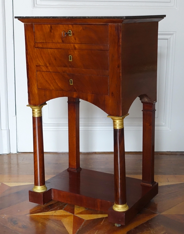 Table de salon ou chevet en pont d'époque Empire en acajou, début XIXe siècle