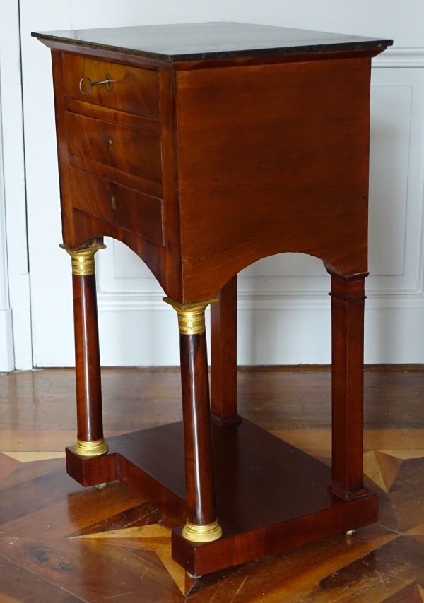 Table de salon ou chevet en pont d'époque Empire en acajou, début XIXe siècle