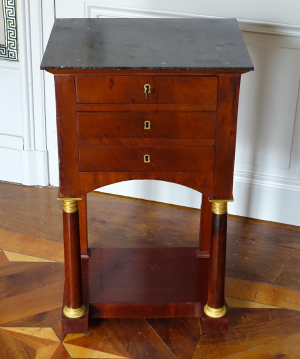 Table de salon ou chevet en pont d'époque Empire en acajou, début XIXe siècle