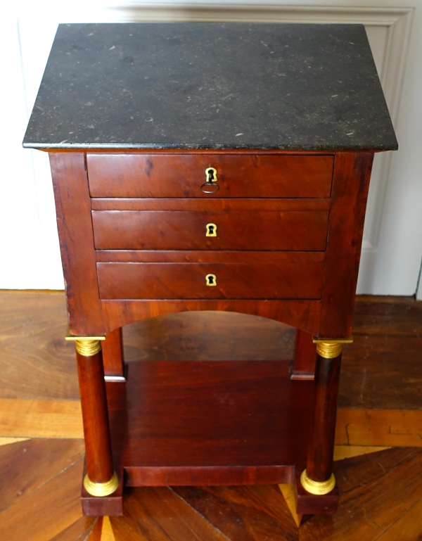 Table de salon ou chevet en pont d'époque Empire en acajou, début XIXe siècle