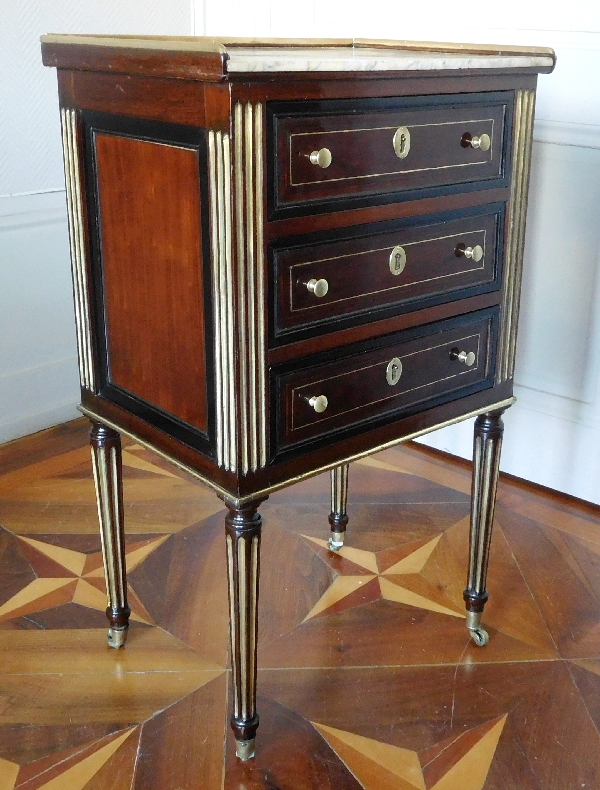 Table de salon, chevet d'époque Louis XVI Directoire en acajou chenillé et ébène