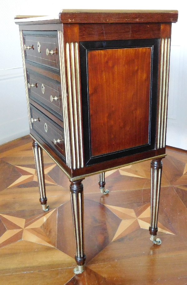 Table de salon, chevet d'époque Louis XVI Directoire en acajou chenillé et ébène