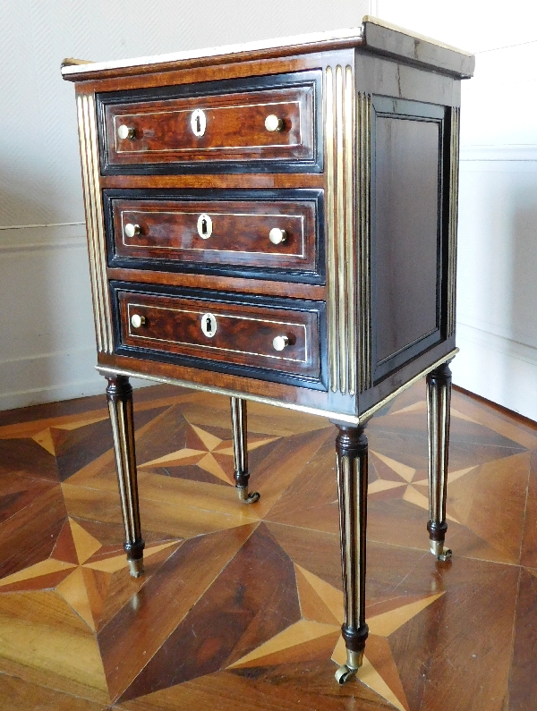 Table de salon, chevet d'époque Louis XVI Directoire en acajou chenillé et ébène