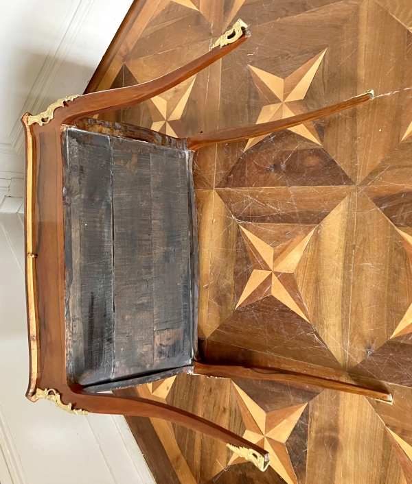 Table de salon écritoire d'époque Louis XV en plaquage de bois lettre