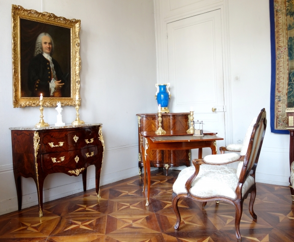 Table de salon écritoire d'époque Louis XV en plaquage de bois lettre