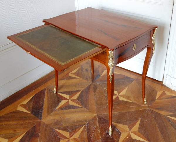 Table de salon écritoire d'époque Louis XV en plaquage de bois lettre