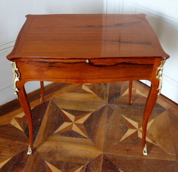 Table de salon écritoire d'époque Louis XV en plaquage de bois lettre