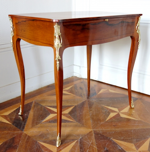 Table de salon écritoire d'époque Louis XV en plaquage de bois lettre