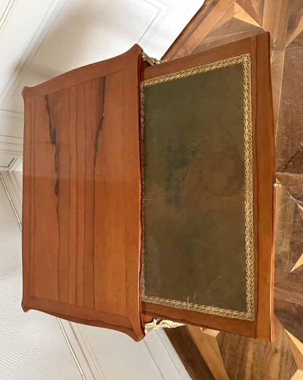 Table de salon écritoire d'époque Louis XV en plaquage de bois lettre