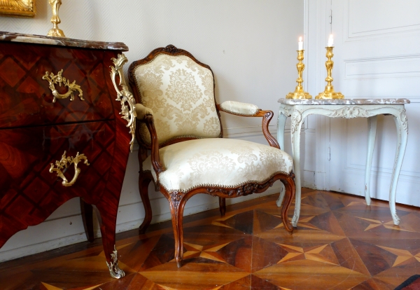 Table de salon d'époque Louis XV en chêne finement sculpté, laqué et marbre - XVIIIe siècle