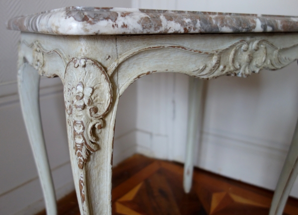 Table de salon d'époque Louis XV en chêne finement sculpté, laqué et marbre - XVIIIe siècle