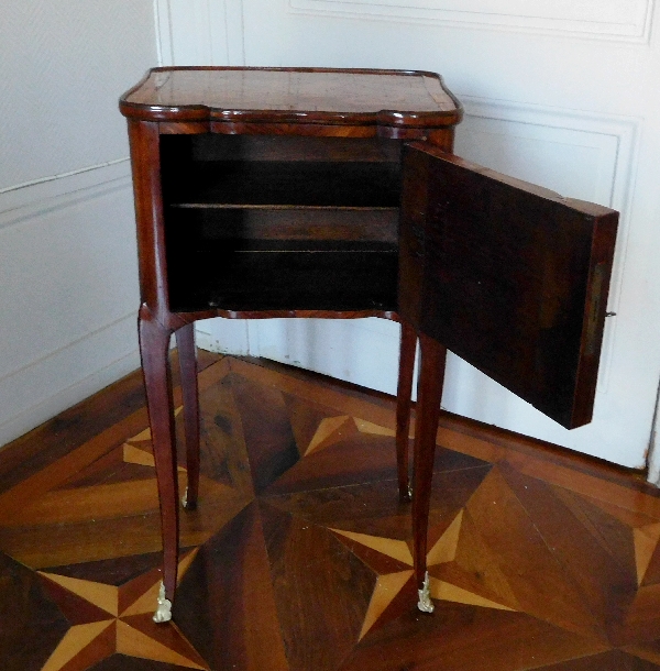 Table de salon, chevet d'époque Louis XV Transition, marqueterie de bois de rose et de violette