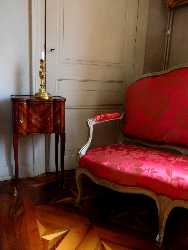 Table de salon, chevet d'époque Louis XV Transition, marqueterie de bois de rose et de violette