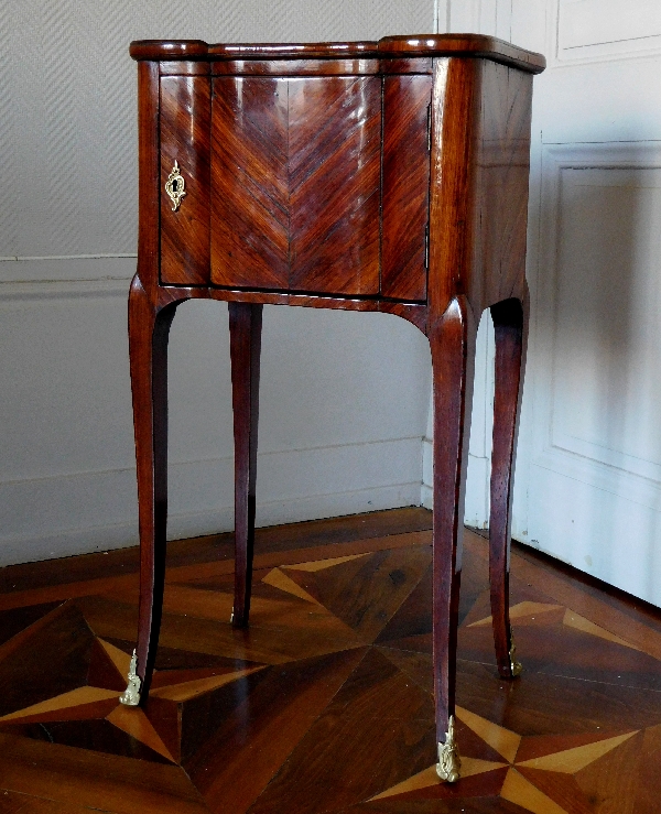 Table de salon, chevet d'époque Louis XV Transition, marqueterie de bois de rose et de violette