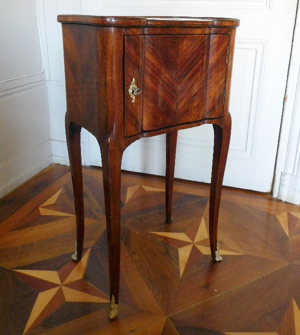 Table de salon, chevet d'époque Louis XV Transition, marqueterie de bois de rose et de violette