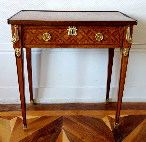 Table de salon en marqueterie à la Reine et bronze doré - époque Louis XVI