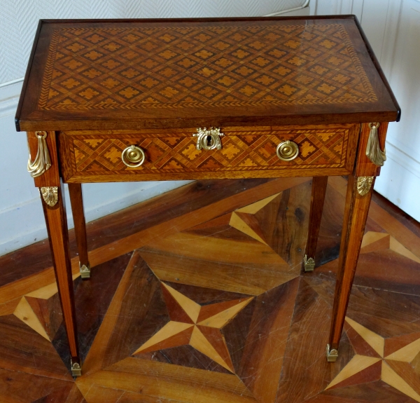 Table de salon en marqueterie à la Reine et bronze doré - époque Louis XVI