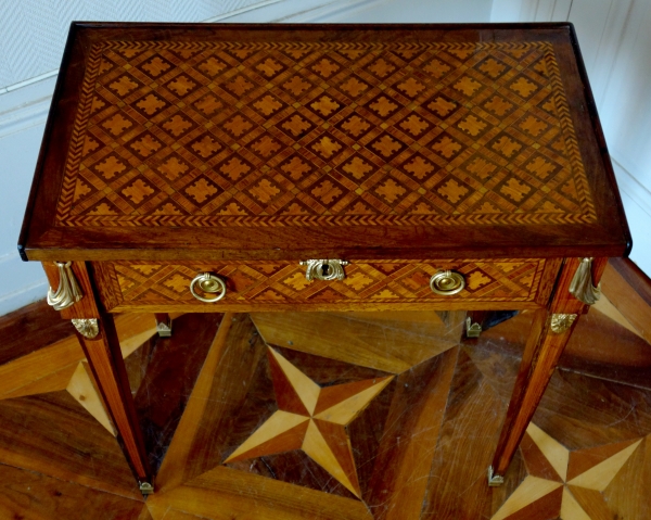 Table de salon en marqueterie à la Reine et bronze doré - époque Louis XVI
