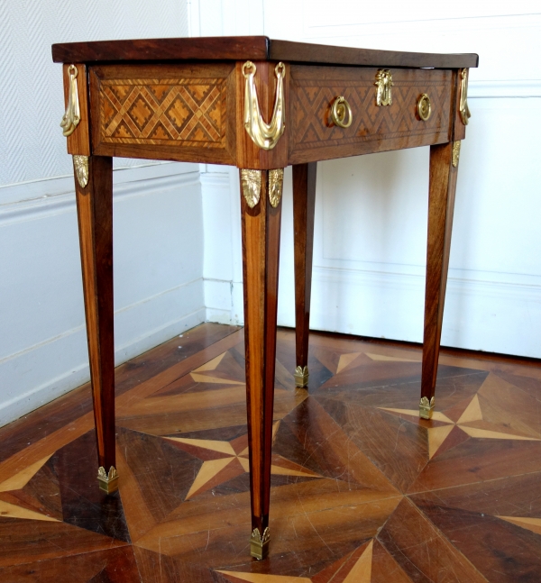 Table de salon en marqueterie à la Reine et bronze doré - époque Louis XVI