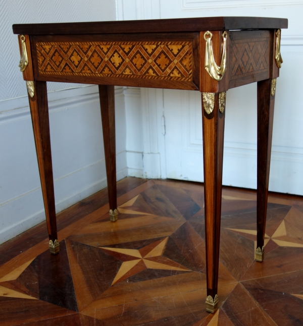 Table de salon en marqueterie à la Reine et bronze doré - époque Louis XVI