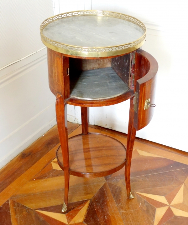 Table de salon ou chevet d'époque Transition Louis XVI en bois de rose, XVIIIe siècle