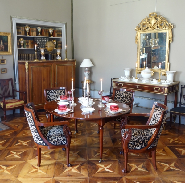 Table de salle à manger Directoire pour 6 pour appartement parisien, en acajou massif - fin XVIIIe siècle