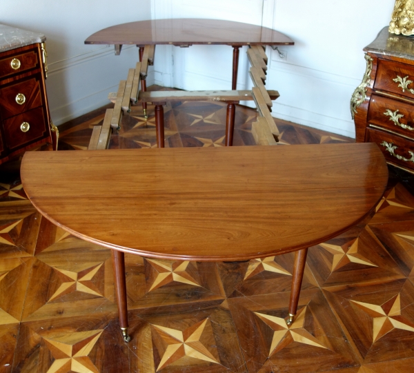 Large Louis XVI solid mahogany dining room table, late 18th century / early 19th century