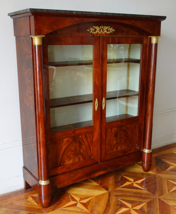 Vitrine bibliothèque à colonnes d'époque Empire en acajou, début XIXe siècle 