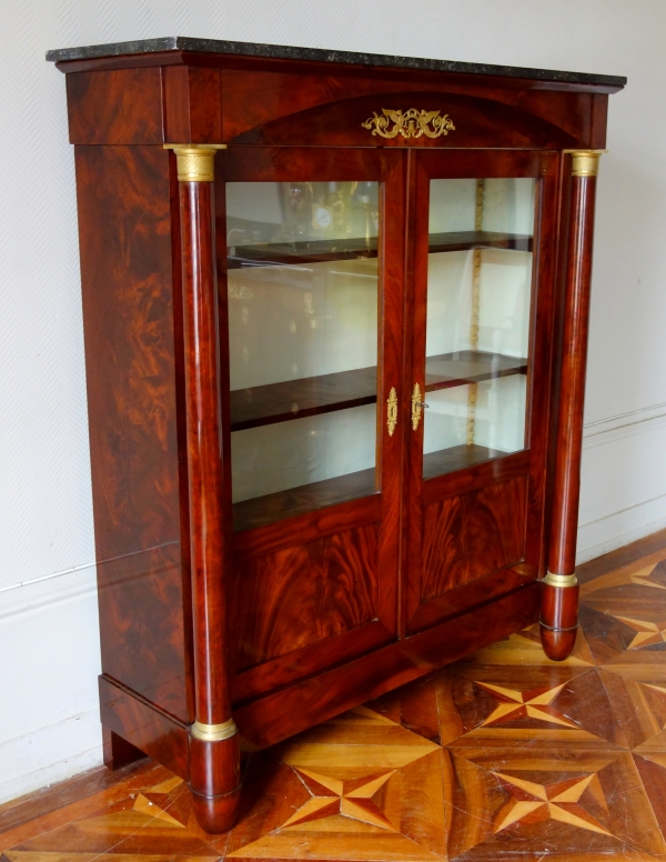 Vitrine bibliothèque à colonnes d'époque Empire en acajou, début XIXe siècle 