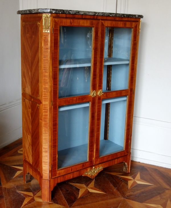 Jean-Baptiste Tuart : Bibliothèque, vitrine d'époque Louis XVI en marqueterie de bois de rose estampillée