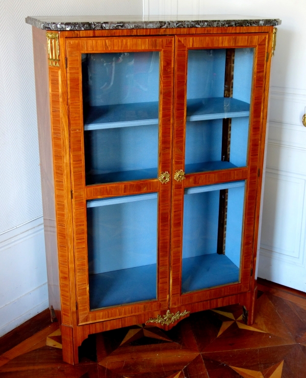 Jean-Baptiste Tuart : Bibliothèque, vitrine d'époque Louis XVI en marqueterie de bois de rose estampillée