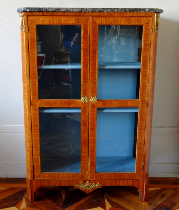 Jean-Baptiste Tuart : Bibliothèque, vitrine d'époque Louis XVI en marqueterie de bois de rose estampillée