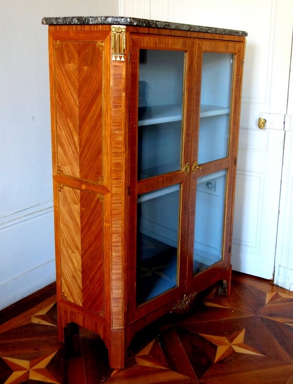 Jean-Baptiste Tuart : Bibliothèque, vitrine d'époque Louis XVI en marqueterie de bois de rose estampillée