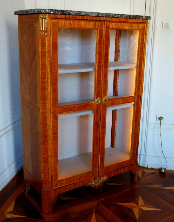 Jean-Baptiste Tuart : Bibliothèque, vitrine d'époque Louis XVI en marqueterie de bois de rose estampillée