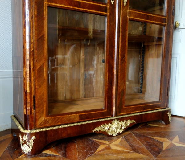 François Garnier : vitrine bibliothèque d'époque Régence Louis XV bois de violette, estampillée